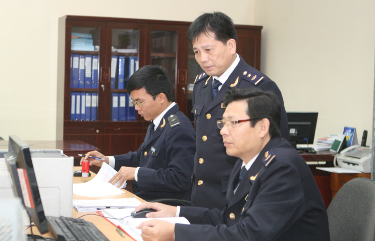 Cán bộ công chức Hải quan Hà Nội kiểm tra Hệ thống VNACCS/VCIS. Nguồn: internet